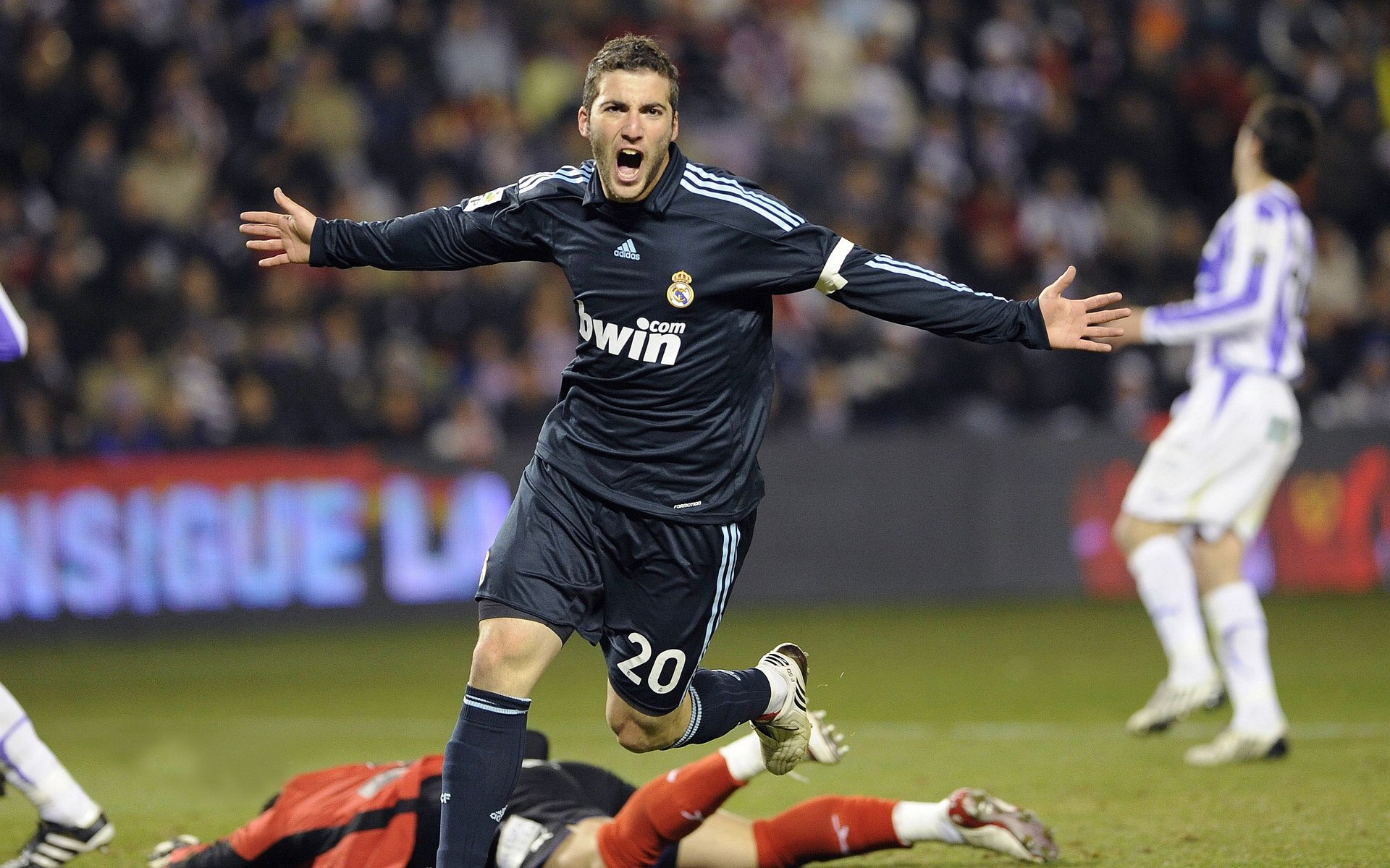 字母哥重返赛场,反败为胜首场状态出色,法国队观众沸腾!上演精彩一战